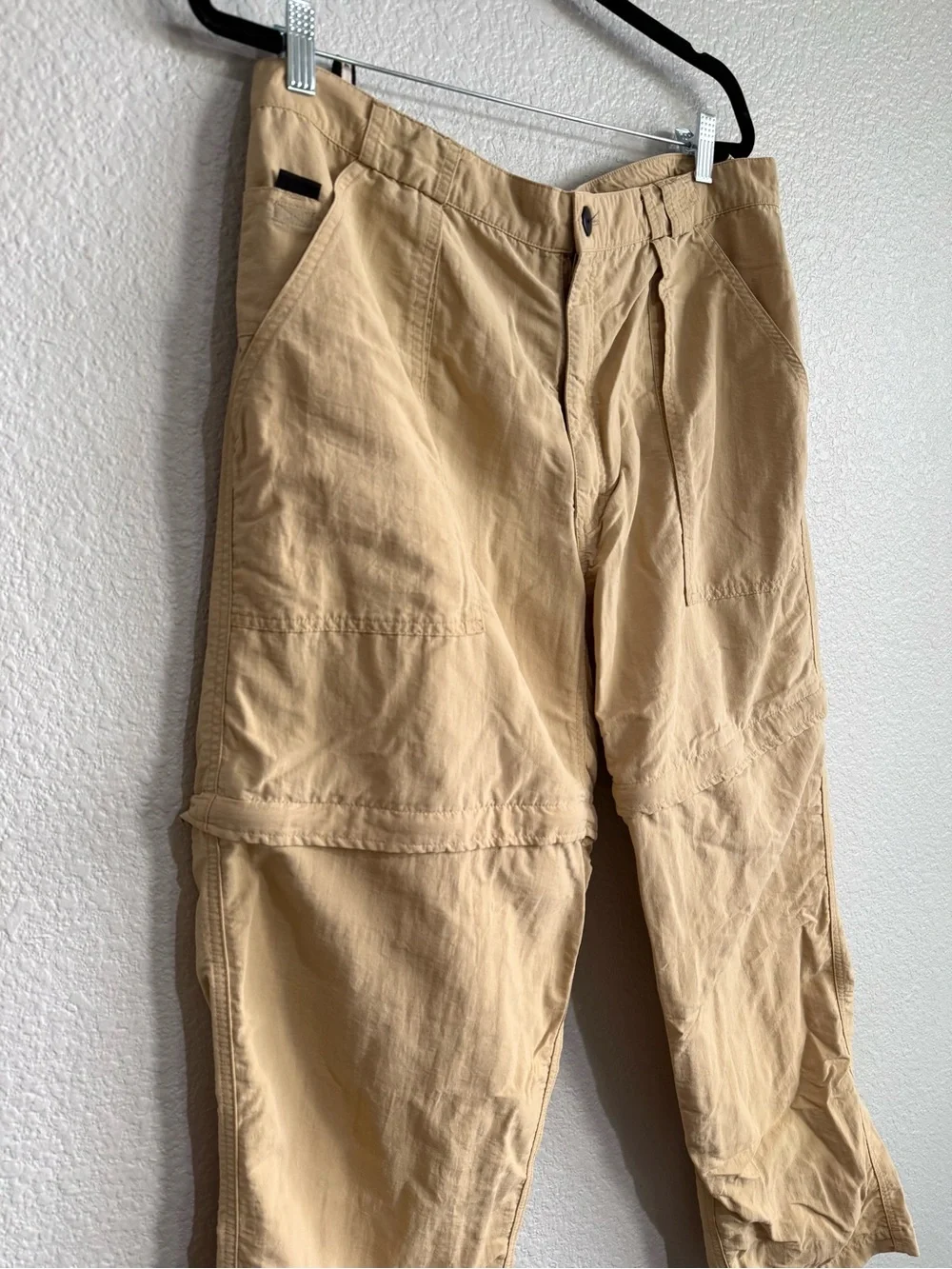 The North Face Men's Beige Cargo convertible Pants vent, zip leg into shorts XL